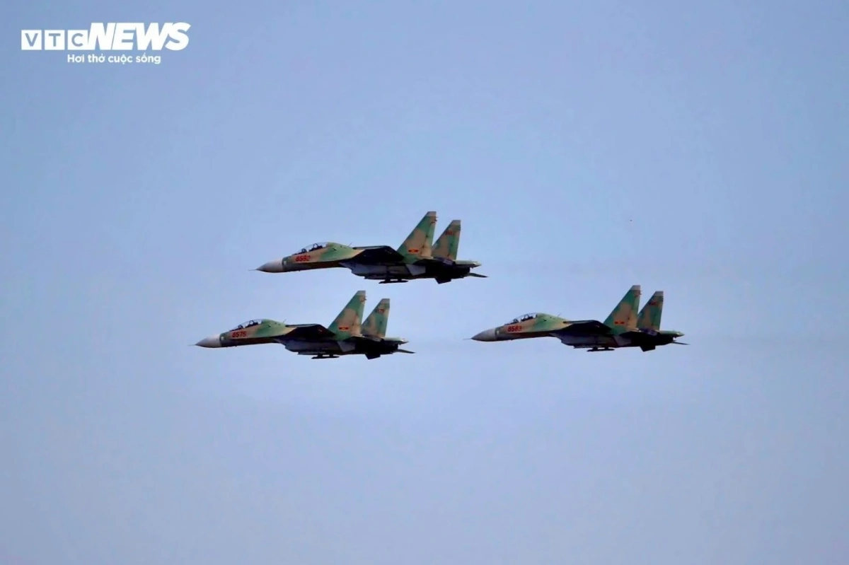 The combat aircraft showcase precision flight techniques, such as looping, sharp turns, high-speed dives, and synchronized formations.