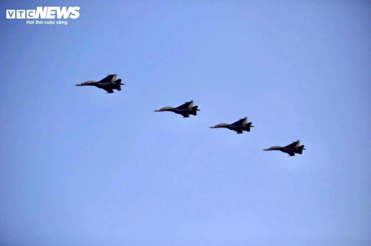 Su-30MK2 fighter jets perform in the arrow formation.