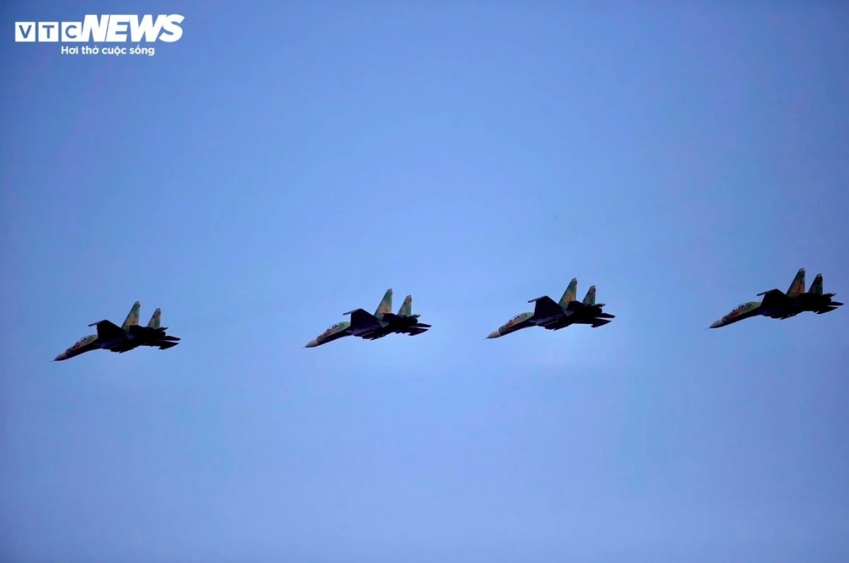 Experienced fighter pilots controlled the aircraft with precision, executing tight formation flights, creating a spectacular visual display