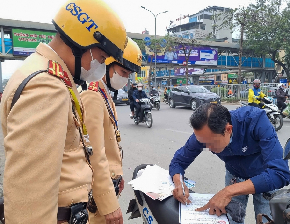 CSGT lập biên bản với tài xế vi phạm.