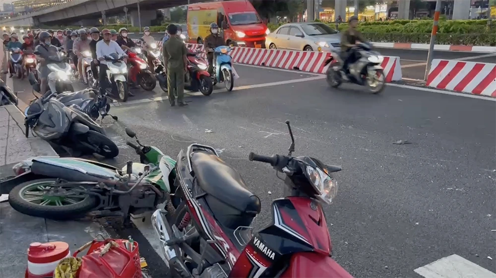 Theo báo Vietnamnet, Công an TPHCM xác định, nữ tài xế N.T.T.N. (41 tuổi, ngụ TP Thủ Đức), lái Mercedes gây tai nạn tại khu vực ngã tư Thủ Đức (phường Hiệp Phú, TP Thủ Đức) vào chiều 16/3. Bà N. có bằng lái B2 theo đúng quy định. (ảnh: Vietnamnet)