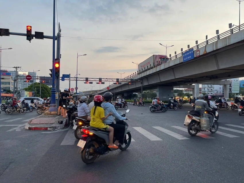 Cơ quan công an kiểm tra nồng độ cồn qua thiết bị định lượng, kết quả hơn 0,4mg/lít khí thở. Công an TPHCM đang củng cố hồ sơ để xử lý tài xế theo quy định. (ảnh: Pháp luật TP.HCM)