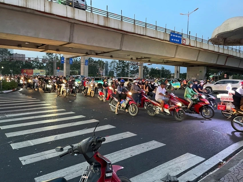 <a href="https://vov.vn/xa-hoi/nu-tai-xe-lai-mercedes-tong-10-xe-may-dang-cho-den-do-post1161616.vov" target="_blank">Trước đó, </a>vào khoảng 17h ngày 16/3, nhiều xe máy đang dừng đèn đỏ trên đường Võ Nguyên Giáp, hướng từ cầu Rạch Chiếc đi Đồng Nai, thì bất ngờ bị xe Mercedes lao tới tông trúng. (ảnh: Pháp luật TP.HCM)