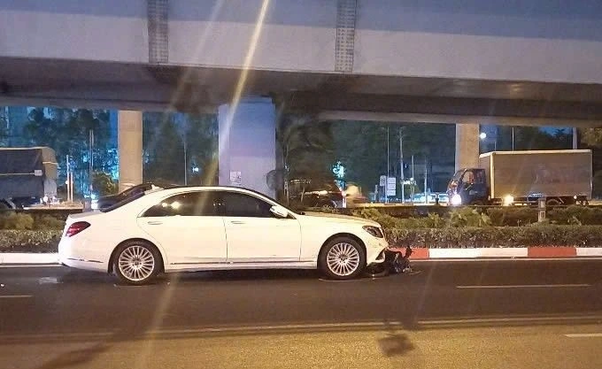 Cú va chạm mạnh khiến 10 xe máy bị hất văng, hư hỏng nặng. Một số người bị thương, trong đó có một người bị thương nặng, đã được người dân hỗ trợ đưa đi cấp cứu tại bệnh viện. (ảnh: Lao Động)