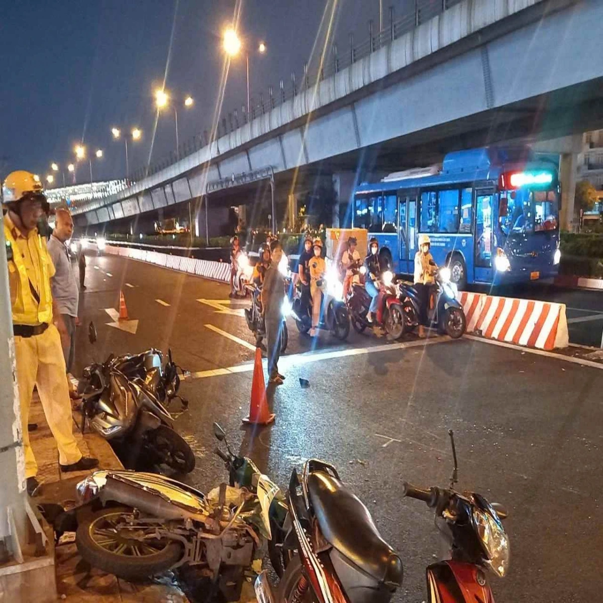 Ngay sau khi nhận được tin báo, Đội Cảnh sát giao thông Rạch Chiếc và Công an TP Thủ Đức đã nhanh chóng có mặt tại hiện trường để điều tiết giao thông, khám nghiệm hiện trường và điều tra nguyên nhân vụ việc. (ảnh: Lao Động)