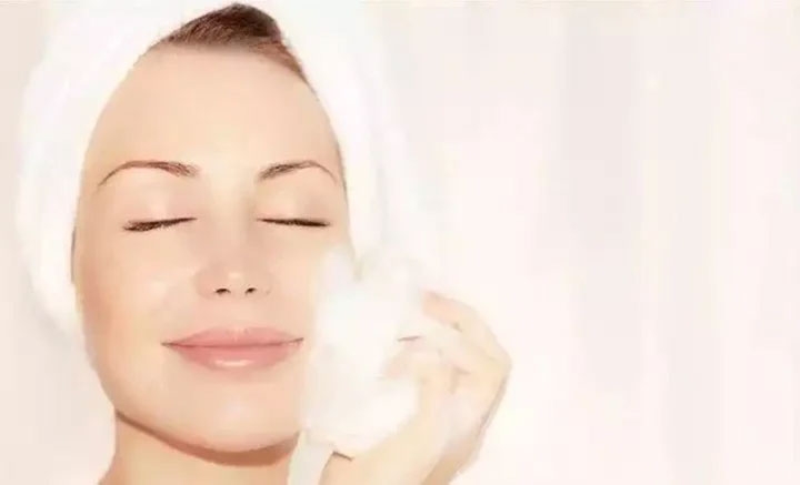 Thứ tự tắm đúng là rửa mặt trước, sau đó tắm toàn thân và cuối cùng là gội đầu (Ảnh: Sohu)