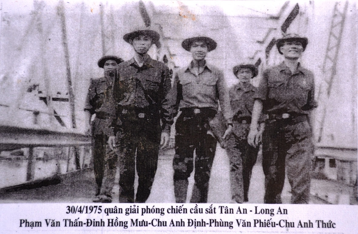 Quân giải phóng trên cầu Tân An trong ngày tiếp quản (ảnh tư liệu)