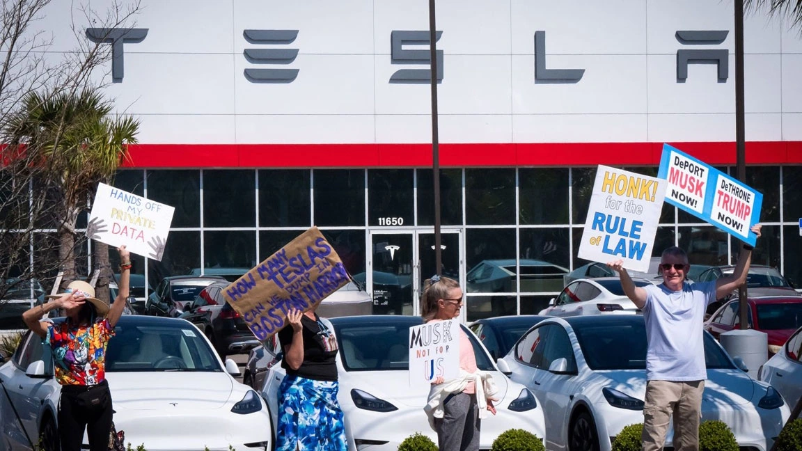 Biểu tình phản đối Telsa và Elon Musk tại Mỹ. (Ảnh: KT)