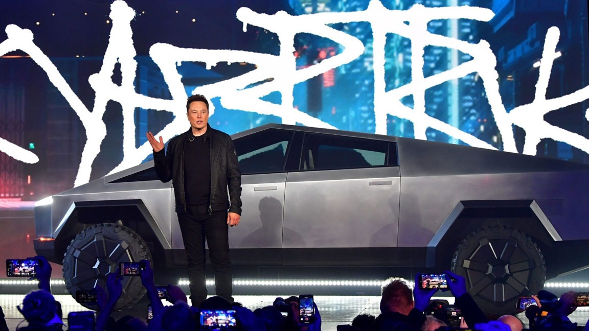 Elon Musk trong một sự kiện ra mắt xe Telsa.
