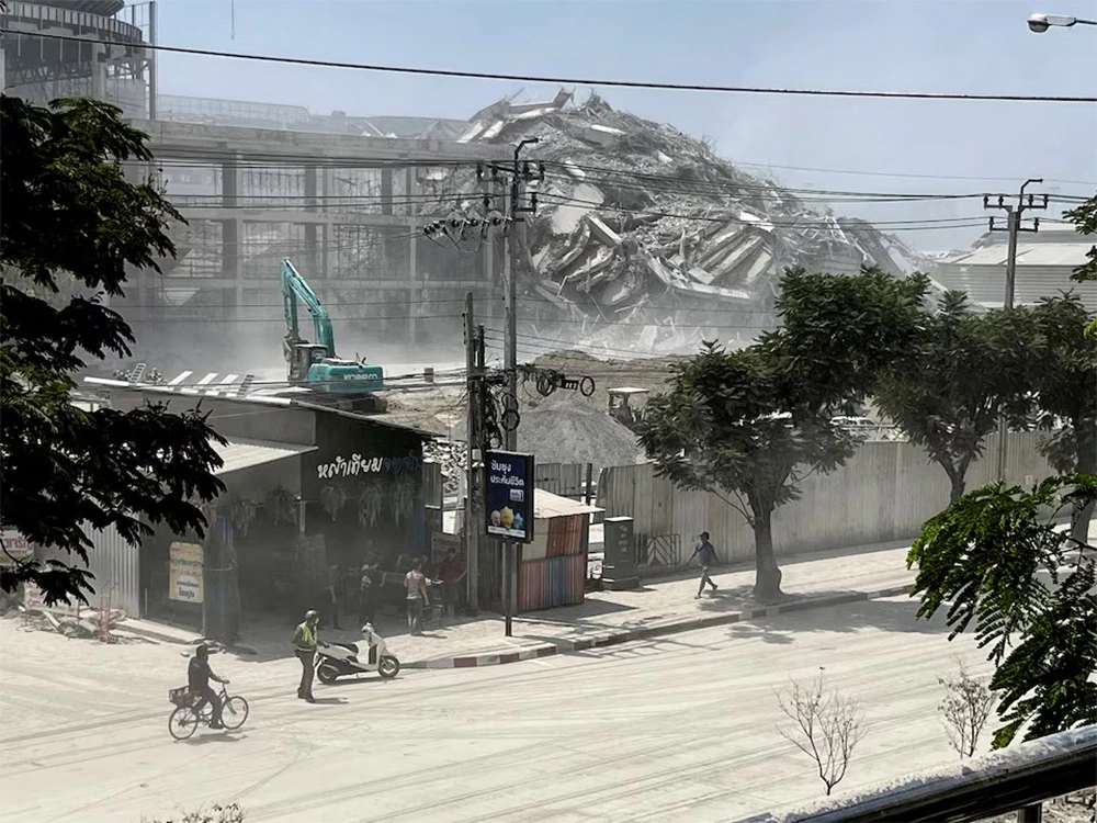 Chính quyền thành phố Bangkok, Thái Lan cho biết, ít nhất 1 người đã thiệt mạng và 50 người khác bị thương trong vụ sâp tòa nhà.
