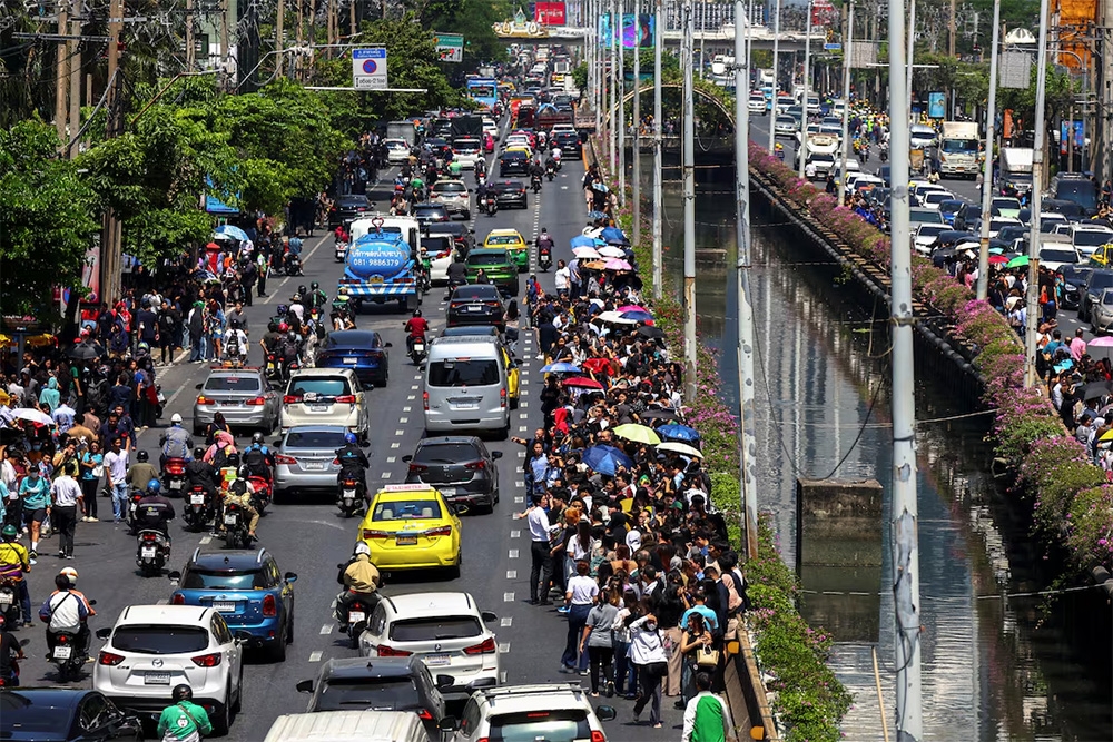 Khu vực Bangkok rộng lớn hơn là nơi sinh sống của hơn 17 triệu người, nhiều người trong số họ sống trong các căn hộ cao tầng.