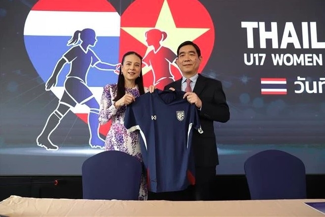President of the Football Association of Thailand Nualphan Lamsam (left) and Vietnamese Ambassador to Thailand Pham Viet Hung at the press conference.