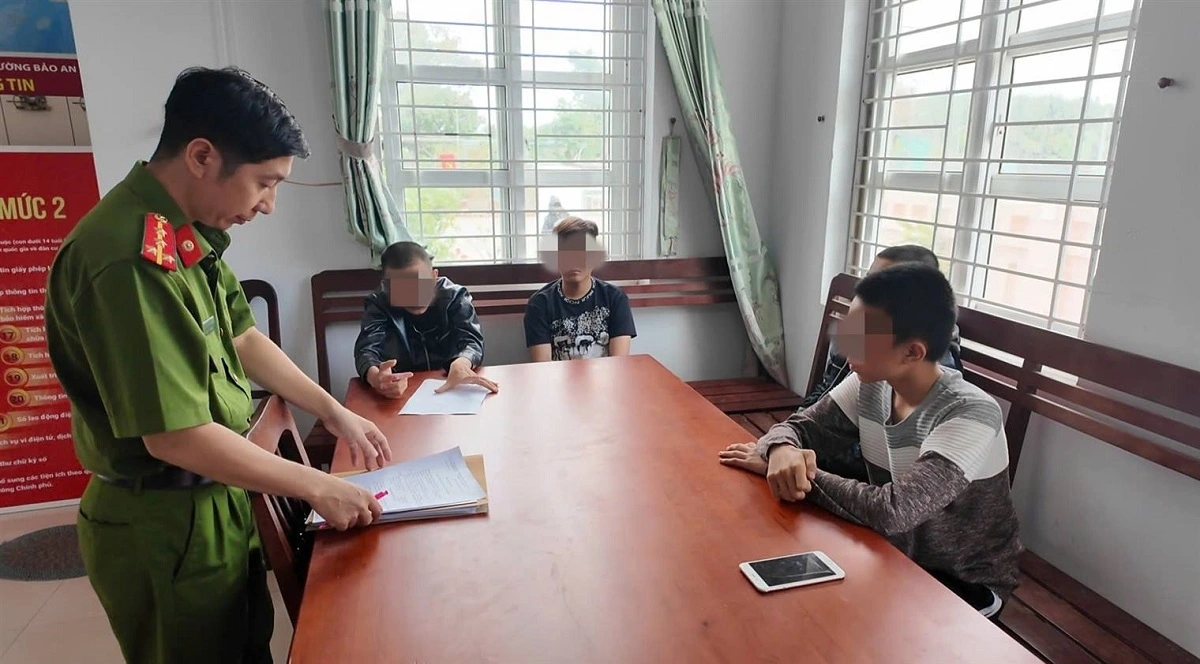 Công an đang làm việc với nhóm thiếu niên. Ảnh: CANT