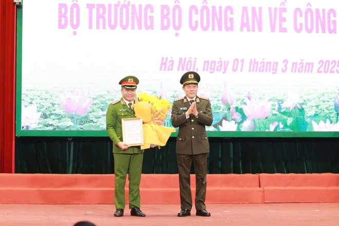 Đại tướng Lương Tam Quang trao Quyết định của Bộ trưởng Bộ Công an giao Thiếu tướng Nguyễn Thanh Tùng, Phó Giám đốc, Thủ trưởng Cơ quan Cảnh sát điều tra Công an TP Hà Nội điều hành hoạt động của Công an TP Hà Nội cho đến khi có Giám đốc Công an TP mới