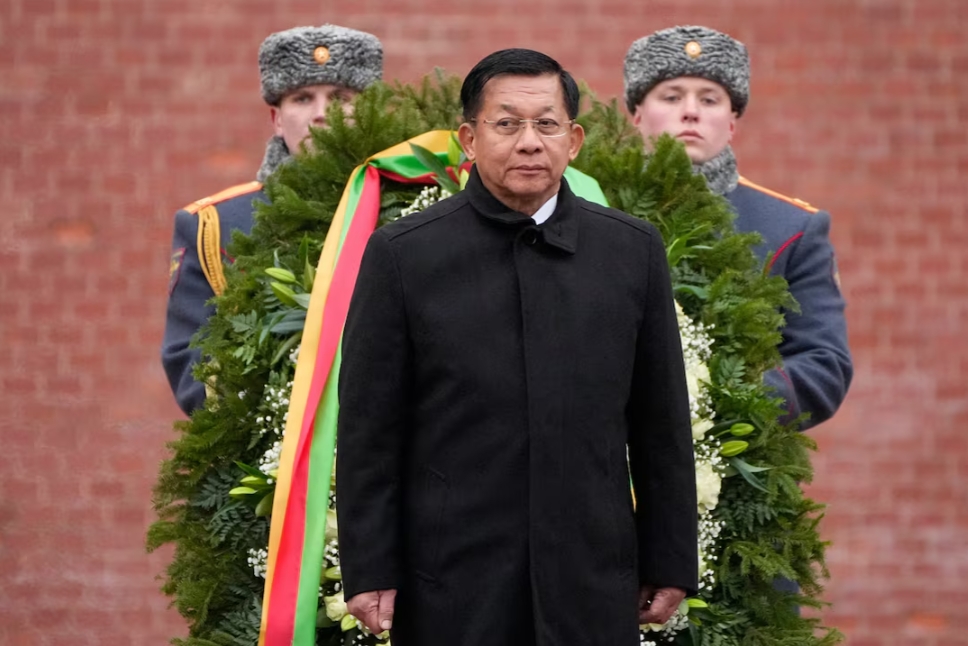 Thống tướng Myanmar Min Aung Hlaing đặt vòng hoa tại Mộ của những Chiến sĩ vô danh ở thủ đô Moscow, Nga hôm 4/3. (Ảnh: Reuters)
