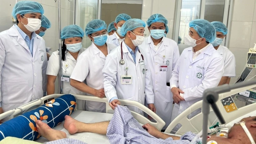 Thứ trưởng Trần Văn Thuấn kiếm tra công tác điều trị bệnh sởi tại BV Bạch Mai.