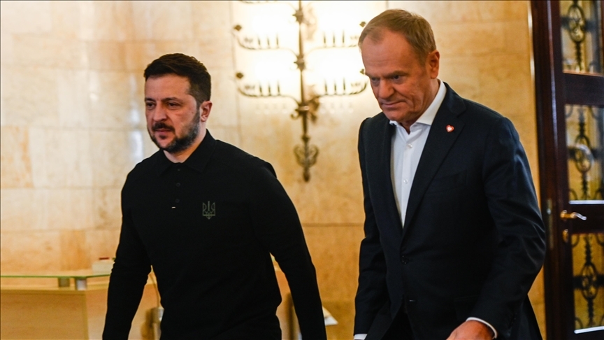 Thủ tướng Ba Lan Donald Tusk (bên phải) và Tổng thống Ukraine Zelensky (bên trái) (Ảnh: aa.com.tr)
