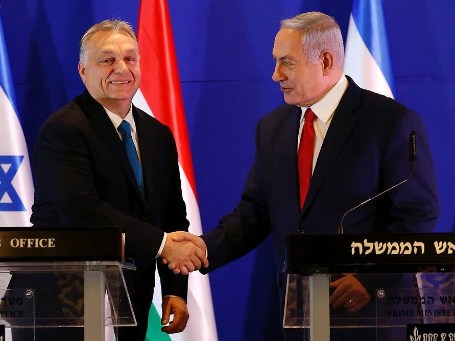Thủ tướng Israel Benjamin Netanyahu (bên trái) và người đồng cấp Hungary Viktor Orbán (bên phải). Ảnh: Reuters