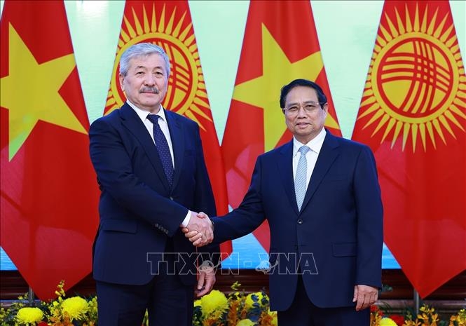 Thủ tướng Phạm Minh Chính và Thủ tướng Kyrgyzstan Adylbek Kasymaliev. (Ảnh: Dương Giang/TTXVN)