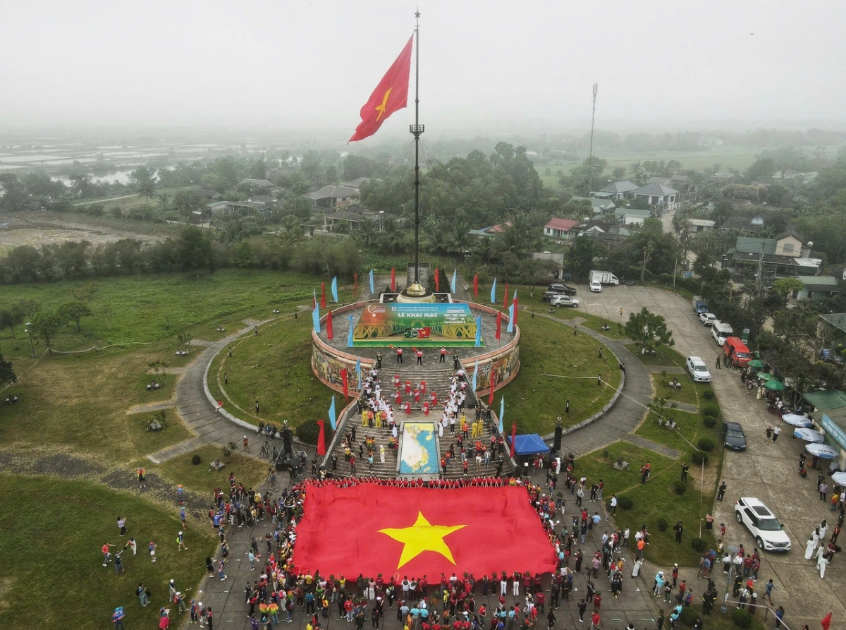 Lễ Thượng cờ Tổ quốc diễn ra tại Khu Di tích lịch sử quốc gia đặc biệt Đôi bờ Hiền Lương - Bến Hải.