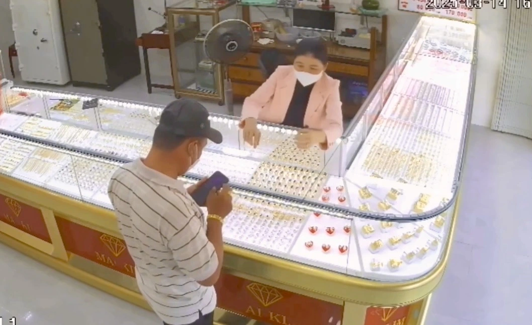 Bùi Chí Bình hỏi mua vàng rồi ra tay cướp tài sản. (Ảnh: Cắt từ clip)