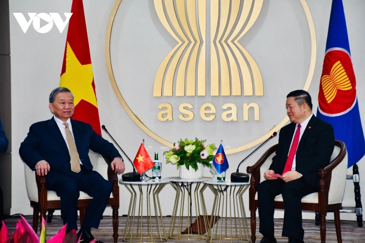 Nhất trí những định hướng lớn của ASEAN mà Tổng Thư ký Kao Kim Hourn trao đổi, Tổng Bí thư Tô Lâm cho rằng ASEAN cần tiếp tục là khối đoàn kết thống nhất, phát triển vì chỉ có đoàn kết, ASEAN mới có thể vượt qua những khó khăn, thử thách trong bối cảnh thế giới phức tạp như hiện nay; hợp tác song phương giữa các nước cũng cần phải đóng góp cho sự phát triển chung, sức mạnh chung của ASEAN.