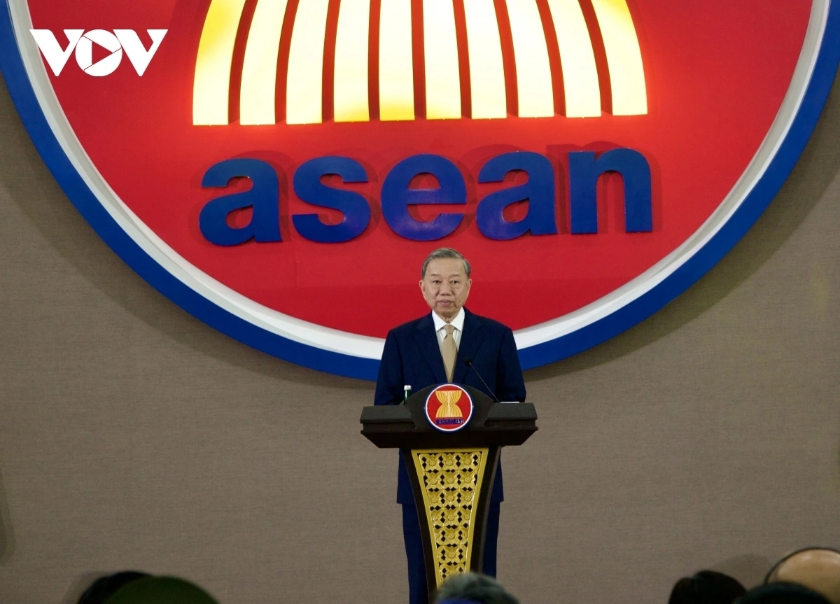 Tổng Bí thư Tô Lâm nhấn mạnh: "Đứng trước khởi điểm lịch sử mới, Việt Nam và ASEAN cùng hướng tới những mục tiêu đầy khát vọng. Việt Nam sẽ phối hợp chặt chẽ với các thành viên ASEAN góp phần hiện thực hoá những tiềm năng và hoá giải các thách thức, trong đó có nỗ lực xây dựng một cấu trúc khu vực bao trùm, bền vững, kết nối về chính trị, an ninh, kinh tế, thương mại, văn hoá, xã hội và giao lưu Nhân dân. Đồng thời, đề cao ứng xử dựa trên Hiến chương Liên hợp quốc và luật pháp quốc tế là phương cách tốt nhất, căn cơ nhất để bảo đảm hoà bình, ổn định và thịnh vượng trong khu vực và thế giới".