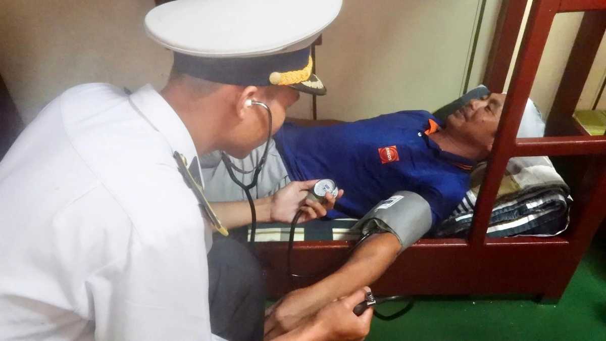 Tổ quân y Tàu 420 chăm sóc ngư dân bị nạn trong hành trình đưa về đất liền