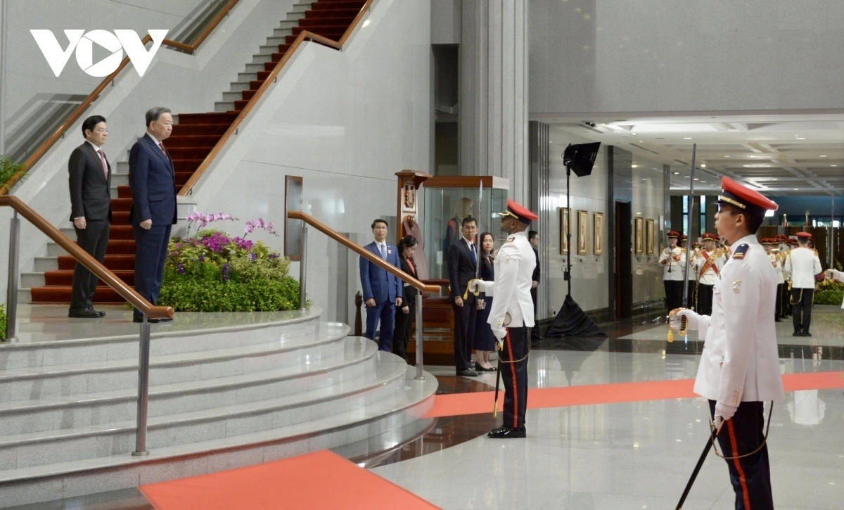 Thủ tướng Lawrence Wong chủ trì lễ đón trọng thể Tổng Bí thư Tô Lâm tại Nhà Quốc hội Singapore