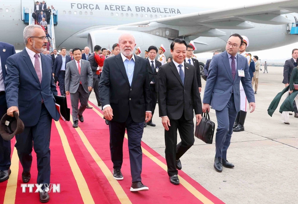 Chiều 27/3, Tổng thống Brazil Lula da Silva đến Hà Nội, bắt đầu chuyến thăm cấp Nhà nước đến Việt Nam từ ngày 27-29/3 theo lời mời của Chủ tịch nước Lương Cường. Đây là lần thứ hai ông Lula da Silva thăm Việt Nam trên cương vị Tổng thống Brazil sau lần đầu tiên vào năm 2008. (Ảnh: TTXVN)