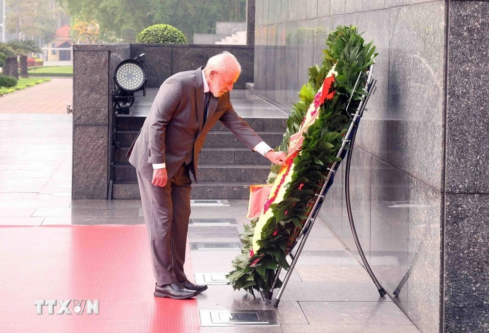 Sáng 28/3, Tổng thống Lula da Silva cùng đoàn đại biểu cấp cao Brazil đã đến đặt vòng hoa tưởng niệm các Anh hùng liệt sĩ tại Ðài tưởng niệm các Anh hùng liệt sĩ và đến đặt vòng hoa, vào Lăng viếng Chủ tịch Hồ Chí Minh. (Ảnh: TTXVN)