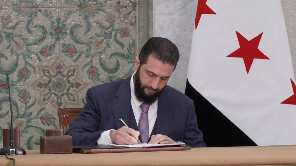 Tổng thống lâm thời Syria ký Hiến pháp tạm thời. Ảnh: Reuters