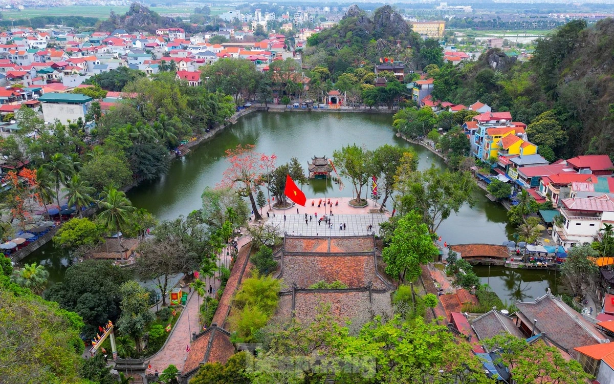 Hàng năm, vào tháng 3, những cây hoa gạo ở Chùa Thầy (xã Sài Sơn, huyện Quốc Oai, Hà Nội) lại nở rộ, nhuộm đỏ cả một góc sân chùa.
