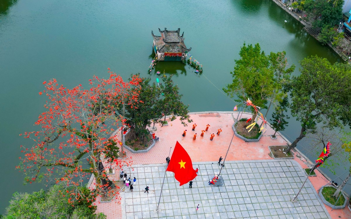 Ở chùa Thầy, sắc đỏ của hoa gạo không chỉ tô điểm cho khung cảnh cổ kính mà còn gợi lên nét đẹp hoài niệm, đưa du khách trở về với những ký ức làng quê xưa.