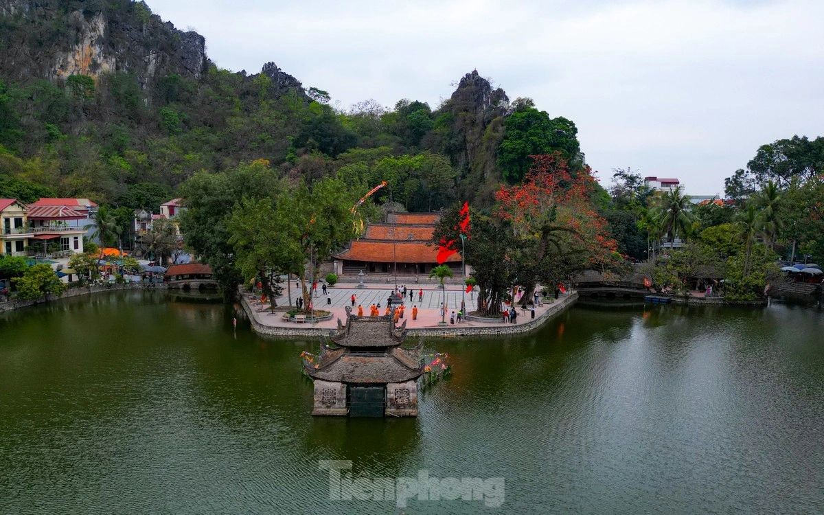 Chùa Thầy là một trong những ngôi chùa cổ nhất Việt Nam, được xây dựng dưới triều đại nhà Lý, có tên chữ là Thiên Phúc Tự, nằm ở chân núi Sài Sơn hay là núi Phật Tích thuộc địa phận xã Sài Sơn, huyện Quốc Oai, Hà Nội.