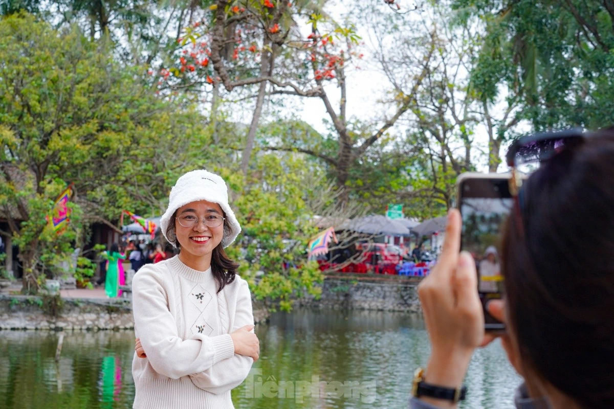 Chùa Thầy là điểm đến ưa thích của giới trẻ check-in mỗi độ hoa bung sắc nở đỏ rực.