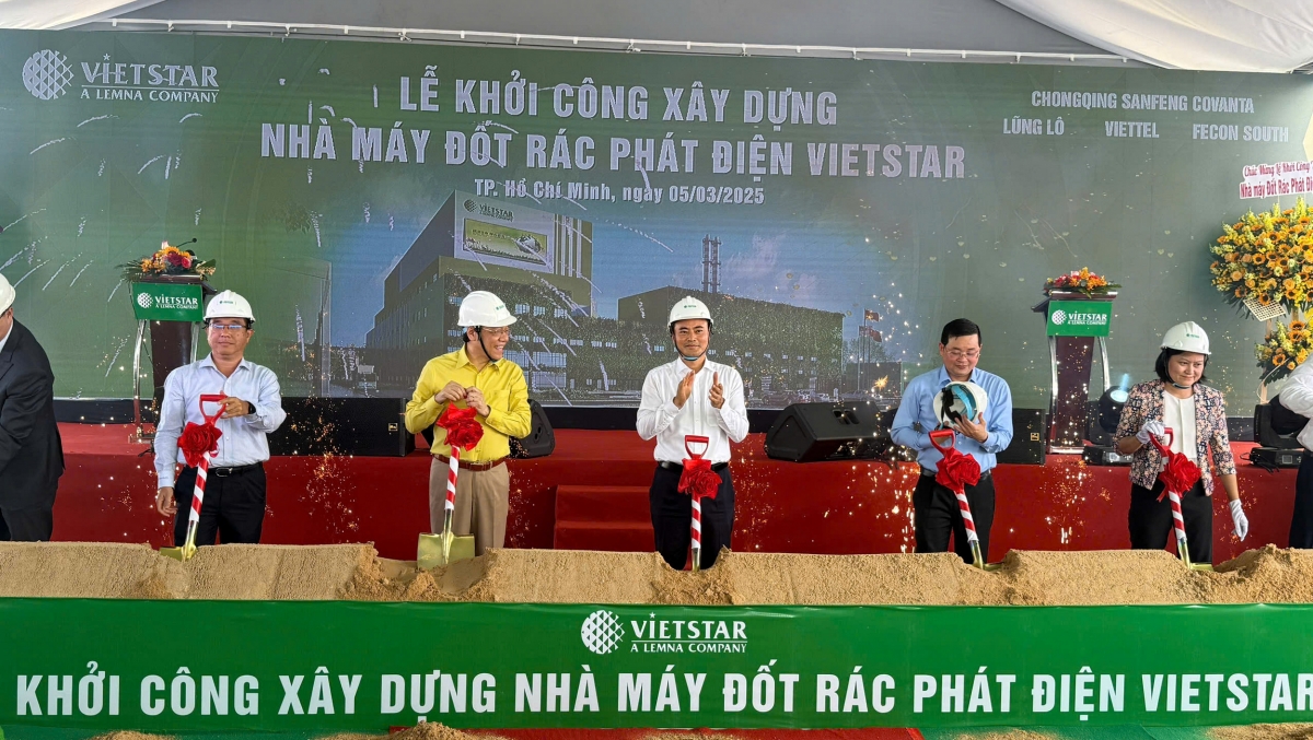 Lãnh đạo TP.HCM và sở, ngành cùng chủ đầu tư tiến hành nghi thức khởi công (ảnh Châu Nguyễn)