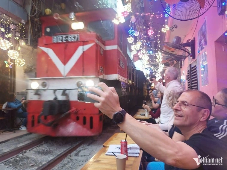 Foreign tourists enjoy checking in at Train Street cafés. Photo: N. Huyen