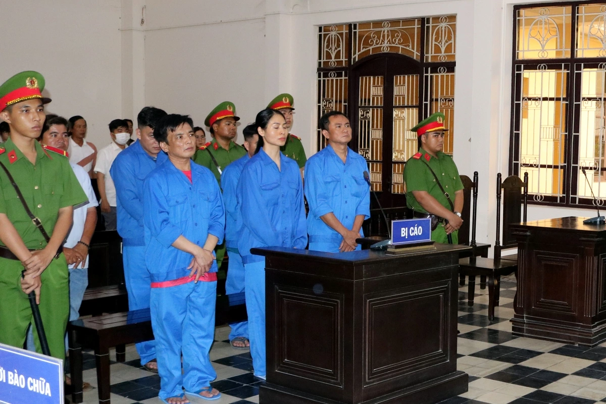 Trần Lập Nghĩa (áo xanh lam, bìa phải) và các bị cáo nghe Hội đồng xét xử tuyên án