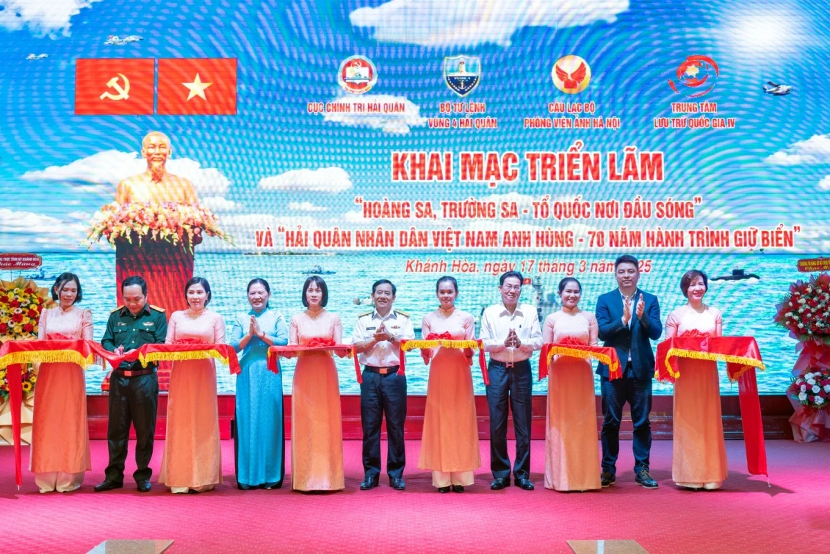 Các đại biểu cắt băng khai mạc triển lãm.