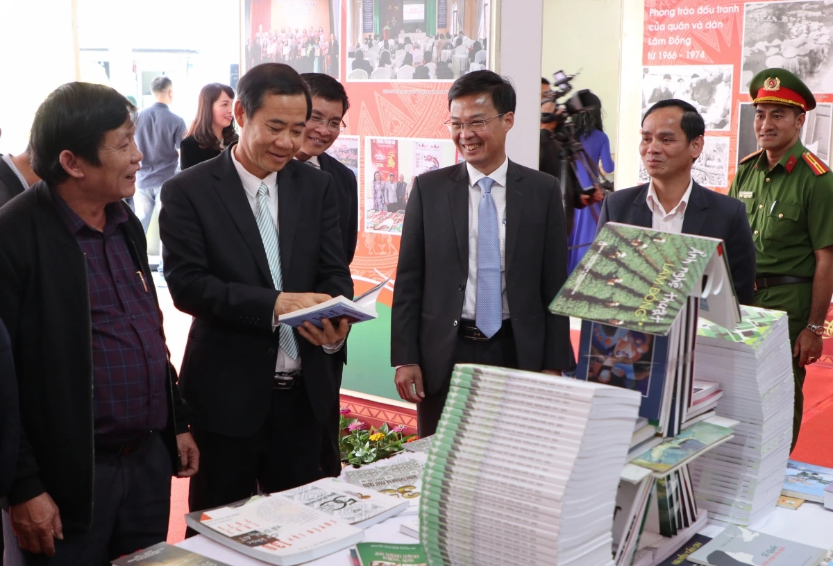 Lãnh đạo tỉnh Lâm Đồng tham quan triển lãm