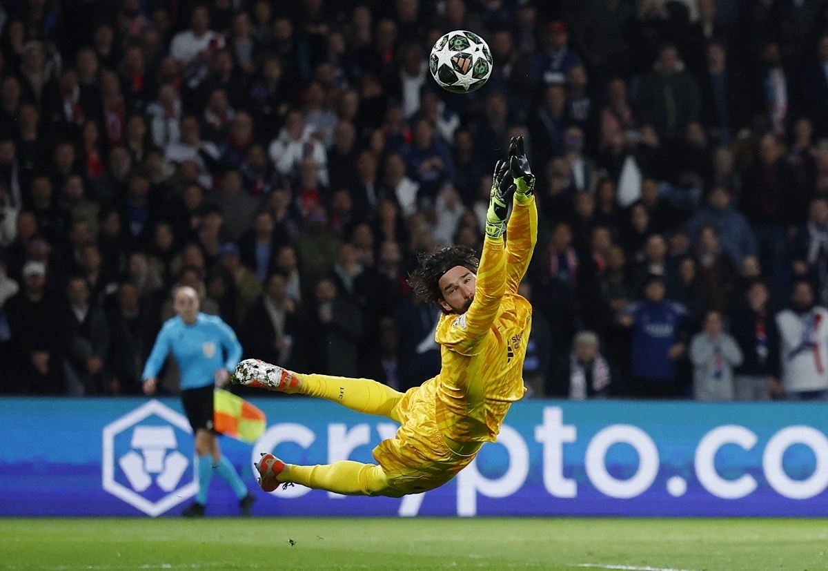 Alisson đang có ngày thi đấu xuất sắc trong khung gỗ Liverpool. (Ảnh: Reuters). 