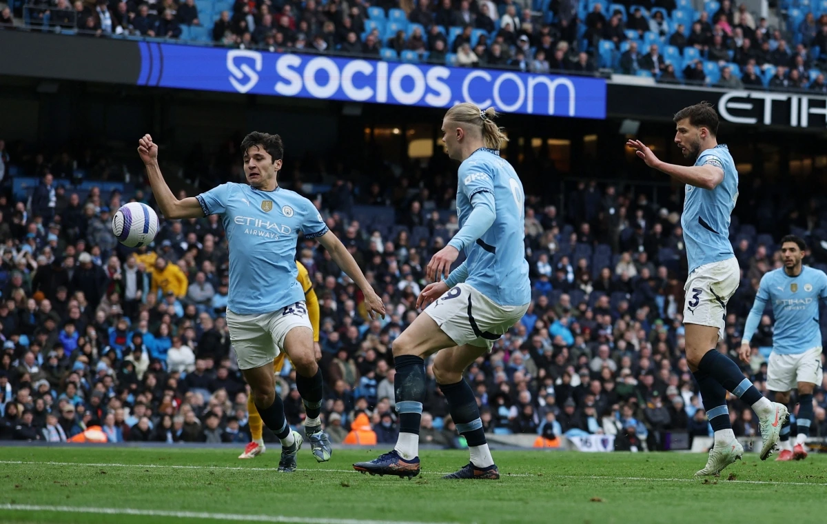 Khusanov vô tình chạm bóng dẫn đến bàn thua của Man City. (Ảnh: Reuters). 