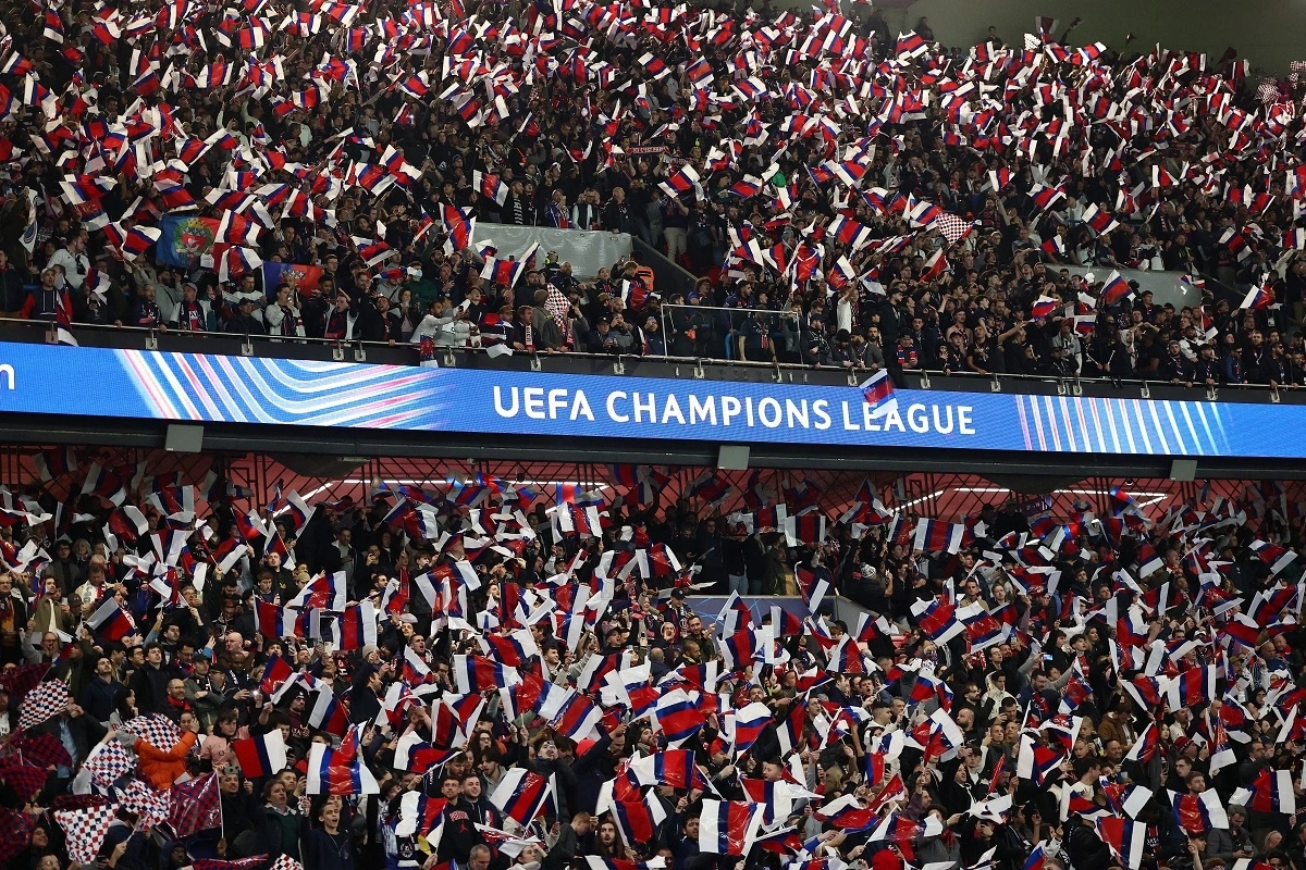 Các CĐV PSG trên sân Công viên các Hoàng tử đang mong chờ bàn mở tỷ số của đội chủ nhà. (Ảnh: Reuters). 