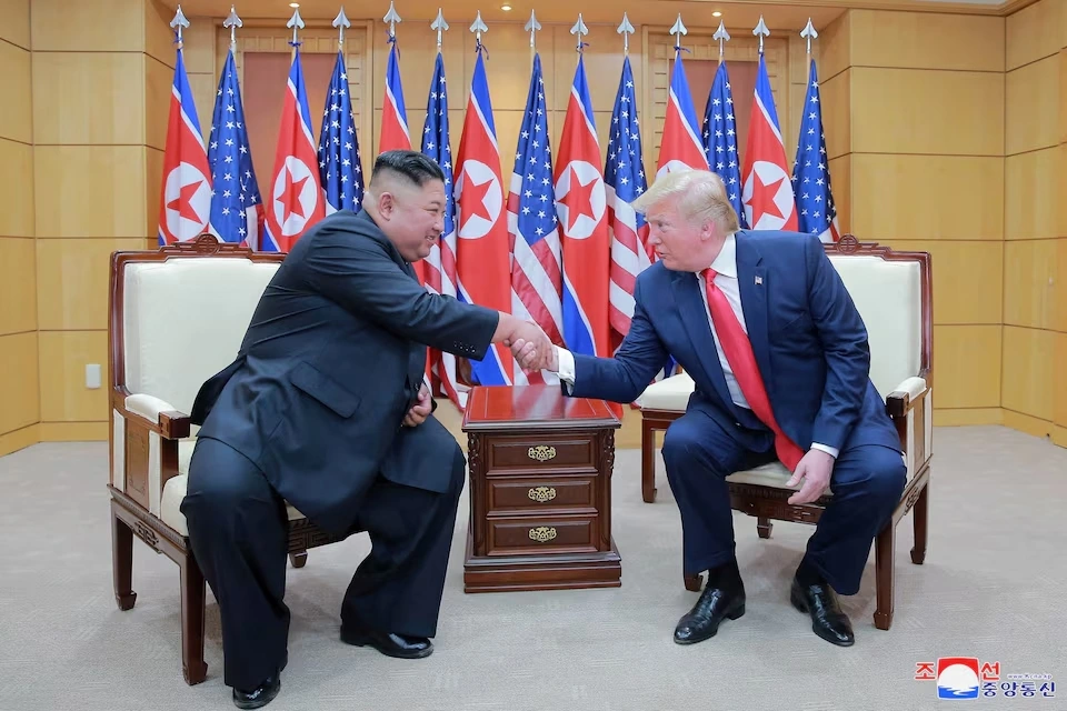 Tổng thống Mỹ Donald Trump và nhà lãnh dạo Triều Tiên Kim Jong Un gặp nhau tại Khu phi quân sự ở biên giới Hàn-Triều năm 2019. Ảnh: KCNA/Reuters