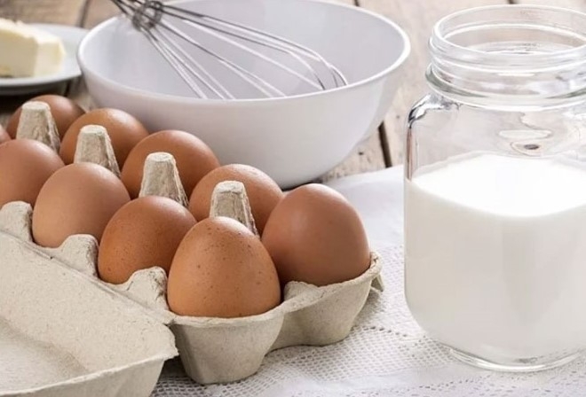 Chuyên gia khuyên nên tách riêng trứng và sữa khi ăn sáng (Ảnh: minh hoạ)