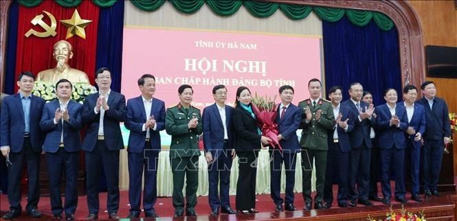 Các đồng chí Ủy viên Ban Chấp hành Đảng bộ tỉnh Hà Nam tặng hoa chúc mừng đồng chí Trương Quốc Huy được bầu giữ chức Bí thư Tỉnh ủy Hà Nam. Ảnh: Nguyễn Chinh/TTXVN