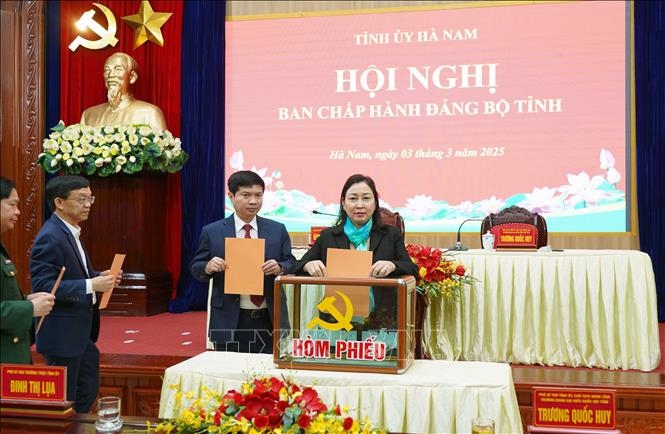 Các đồng chí Ủy viên Ban Chấp hành Đảng bộ tỉnh Hà Nam bỏ phiếu bầu chức danh Bí thư Tỉnh ủy Hà Nam. Ảnh: Nguyễn Chinh/TTXVN