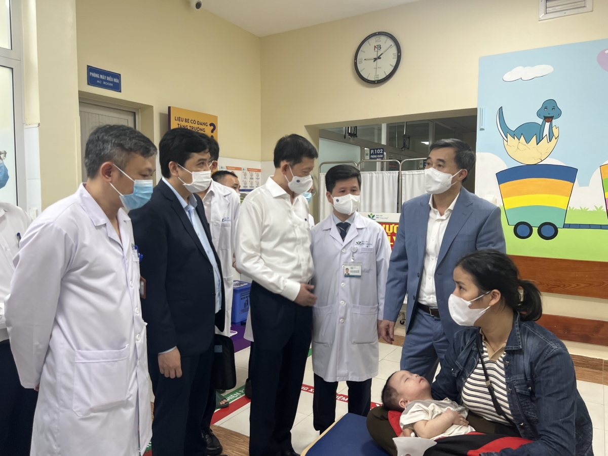 Thứ trưởng Bộ Y tế Trần Văn Thuấn kiểm tra công tác thu dung điều trị bệnh sởi tại Bệnh viện Nhi Trung ương sáng 27/3