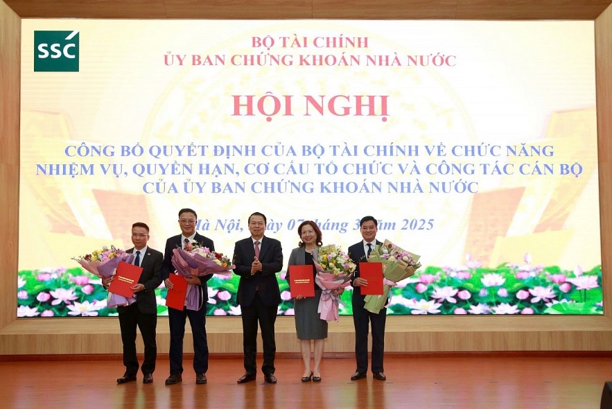 Thứ trưởng Bộ Tài chính Nguyễn Đức Chi (giữa) trao quyết định cho cán bộ được điều động, bổ nhiệm (Ảnh: TBTC)